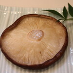 季節料理 よし野 - お通し（椎茸焼き）
