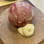 味乃しゅうか - おなじみトマトのバター掛け　サラシタマネギ挟み