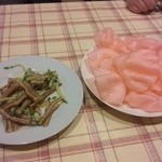 中国料理龍亭 - 海老せんべいと豚の耳ときゅうりの辛し和え