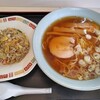 大谷食堂 - ラーメン半チャーハンセット750円(税込)
化調たっぷりの半チャーハン！
色合いも具材のバランスも最高♪ちとしょっぱい事を除けば最高
対照的にラーメンはあっさり素朴な味わいで、コショウが合います