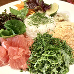 アジアン マルシェ - 綺麗なピンクグレープフルーツに緑豊かなハーブの数々♪