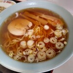 大谷食堂 - ラーメン半チャーハンセット750円(税込)
化調たっぷりの半チャーハン！
色合いも具材のバランスも最高♪ちとしょっぱい事を除けば最高
対照的にラーメンはあっさり素朴な味わいで、コショウが合います