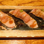 136431476 - 牛サーロインの炙り寿司 五貫のアップ