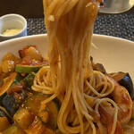 Cafe Suimei - パスタリフト  やや細めの乾麺に
            たっぷりの夏野菜と大きめ海老が二尾。