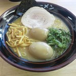 土浦ラーメン - 濃厚鳥醤油ラーメン、煮卵