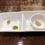 らあめん サンド - まずは薬味の登場です。ワサビ、柚胡椒、塩。