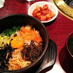 和牛炭火焼肉・韓国料理 じろべ  上尾店 - 石焼き、ビビンパ＆カクテギにワカメスープが付いて￥１０００（税込み）です。