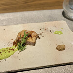 ふふ 河口湖 - 香り　富士桜ポークパン粉焼き　青豆のタルタル　炭素野菜　粒マスタード