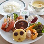 上野精養軒 本店レストラン - ちびつぬが注文したのは、シャンシャンちゃん誕生1周年記念パンダプレート2580円(限定30食)カップスープ、ビーフシチュー、ポークソテー、パンダミルクパン、骨付きソーセージ、鶏竜田揚げ、小海老フリッター、フライドポテト、いちごのババロア、コーヒー又は紅茶又はジュース、パン又はライス