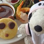 上野精養軒 本店レストラン - シャンシャンミルクパン、なんとも言えないお顔だね。食べちゃう前に、ちびつぬと記念撮影！