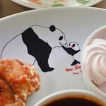 上野精養軒 本店レストラン - 鶏竜田揚げといちごのババロアも美味しかったです。このプレートの絵が最高にかわいいね。ちびつぬ「シャンちゃんとお母さんね～」