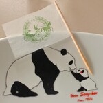 上野精養軒 本店レストラン - 雨が小降りになってきたので、そろそろ行かないとね。お皿のシャンシャンとお母さんがあまりにかわいくてお名残り惜しいけどまた食べに来るからね！ちびつぬ「記念に旗をもらって帰るの～」また上野動物園に戻って、シャンシャンに会いに行こう。