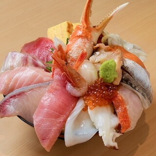 【ランチ限定】お得な海鮮丼をお召し上がりください！