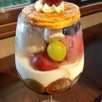 桃の農家カフェ ラペスカ - 葡萄のパフェ