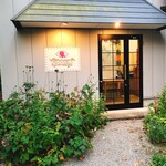 インド家庭料理の店　ニーラジュ - 外観
自宅の後ろがお店
撮影のお願いしたら照明つけて頂きました‼︎