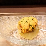 すし処 みや古分店 - 白いちじくにバーナーで焼いた味噌、利尻のウニを乗せて