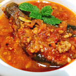 インド家庭料理の店　ニーラジュ - ひき肉詰め茄子のトマトカレー　普通
トマトベース