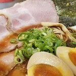 近江熟成醤油ラーメン 十二分屋 - 具材の表情など。