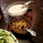 仁亭 - 二種のドレッシングは2:1が美味しいとのこと