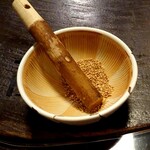 仁亭 - すり胡麻にソースを入れて、つけながら食べて下さい