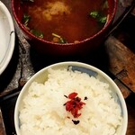 仁亭 - ご飯(小盛り)、味噌汁