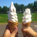 八紘学園 農産物直売所 - 【2012年06月】ソフトクリーム（大と小）を子供とパシャリ（小は食われてる）。