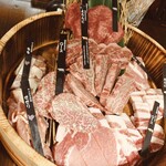 yambarukuroshimabutaagu-dokorothinga-ra - 牛（カルビ、上カルビ、タン、ロース）
                        豚（カルビ、ロース、豚トロ）
                        鶏（モモ 、セセリ）
                        二人で食べ放題を頼んで、それぞれ一人前くらい提供されたのでかなりボリュームがあります