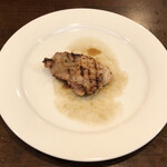 A e B - 埼玉県養殖フランスウズラのグリッリア、イチジクのサルサ