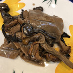 A e B - 5種のキノコのクリームソース、栗粉のパスタ