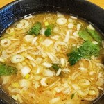 麺創　麺魂 - 魚介豚骨塩スープ。中にブロックチャーシューとメンマが沈んでます。