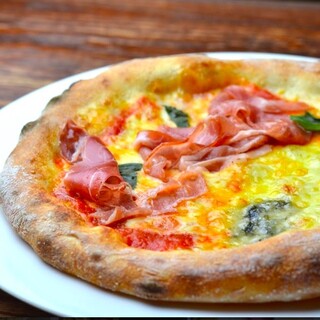 Baked at a high temperature of 500℃! Please try our famous Neapolitan pizza♪