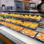 とみたメロンハウス - 【2020年07月】ファーム富田にて。メロンハウスのショーケース、美味そう(^^♪