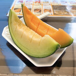 とみたメロンハウス - 【2020年07月】ファーム富田にて。赤青カットメロン＠500円、提供時。