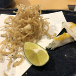 味乃しゅうか - 白魚の天ぷらとふっくら煮カラスミ乗せ