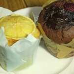 westside cafe - レモンカスタードマフィンとダブルチョコベリーマフィン。それぞれ450円。