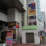 Wagyuu Sumibi Yakiniku Kankoku Ryourijirobe Ageo Ten - 店はビルの一階の中抜け部分にあります。