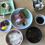 Umisachi - お昼の定食 ¥2.300(税込)
                        次の写真の塩焼きもセットです
                        (自分で並べました)