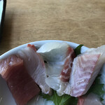 Umisachi - 左から
                      メバチマグロ・かんぱち・天然真鯛・イサキ
                      だと思います