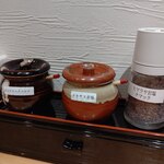 とんかつ檍のカレー屋 いっぺこっぺ - 塩が３種用意されています