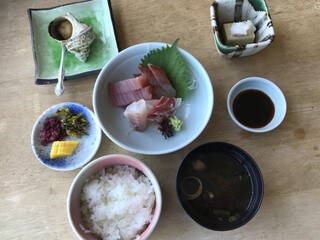 Umisachi - お昼の定食 ¥2.300(税込)
                        次の写真の塩焼きもセットです
                        (自分で並べました)