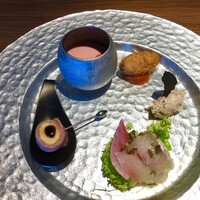 sentiamo - 旬の食材五種盛合せ：ビーツのポタージュ 島ラー油、ずわい蟹のクリームコロッケ、黒豚のリエット 黒オリーブのチュイル、鯛の昆布〆、インカのめざめの和牛の炙り肉巻き トリュフ塩とバルサミコのクリーム