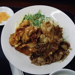 味楽 - 鶏唐揚と豚切り落とし肉炒め定食850円のメインのおかず。