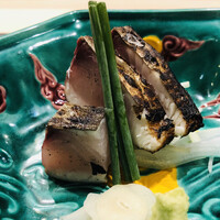 よし澤 - サワラの藁焼き　山葵　大蒜