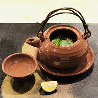 よし澤 - 松茸とハモの土瓶蒸し　鶏肉　粟麩　三つ葉　酢橘