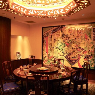 Enjoy luxurious Chinese cuisine in a private room.