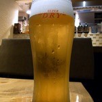 焼鳥・元気 - まずは、何時ものように生ビールからのスタートですよ。 元気のビールは美味しいんですよね。 何時ものように無駄な泡が１つもない、とっても美味しそうなビールです。 では、では、乾杯～！！ ぷふぁ～、旨い！