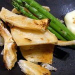 焼鳥・元気 - そして、エイひれ炙り４９０円を追加オーダーしました。 エイひれを食べながら美味しいお酒を楽しもうって作戦です。 まさに、居酒屋使いですよね。 美味しい焼き鳥も楽しめるけど、アテ系も充実しているのが通っ