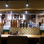 焼鳥・元気 - 店内の雰囲気です。 奥のテーブル席からカウンターを撮っています。 ４人が座れます。 カップルで来たときなどに良さそうですよね。