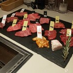 熟成和牛焼肉エイジング・ビーフ - お肉も５種が３(２)列ずつ並べられています♪