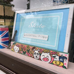 シエスタ - 窓辺の看板を店舗外から撮影